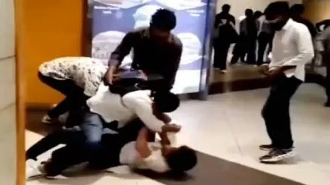 Fight After Watching Saiyaara: थिएटर से बाहर निकले ‘सैयारा’ देखने के बाद दो लड़के भिड़े, गर्लफ्रेंड को लेकर मॉल में हुई जमकर मारपीट! 22 Fight After Watching Saiyaara: थिएटर से बाहर निकले ‘सैयारा’ देखने के बाद दो लड़के भिड़े, गर्लफ्रेंड को लेकर मॉल में हुई जमकर मारपीट!