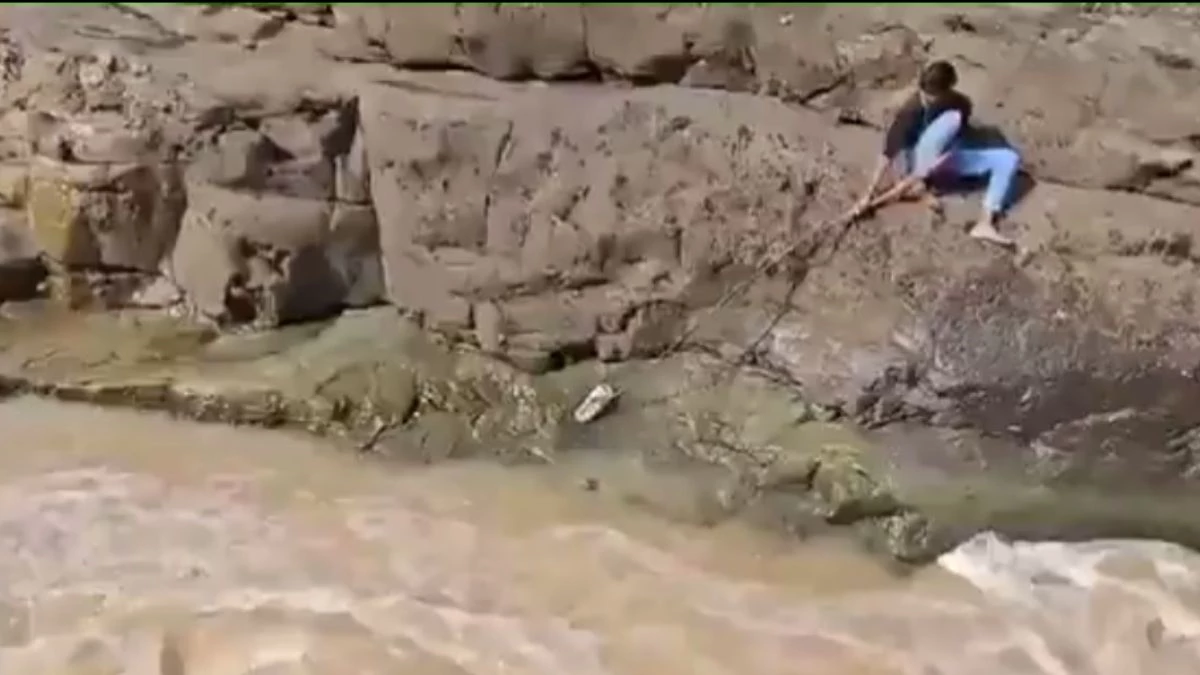 एक चप्पल की कीमत: नदी में गिरकर युवक ने गंवाई जान