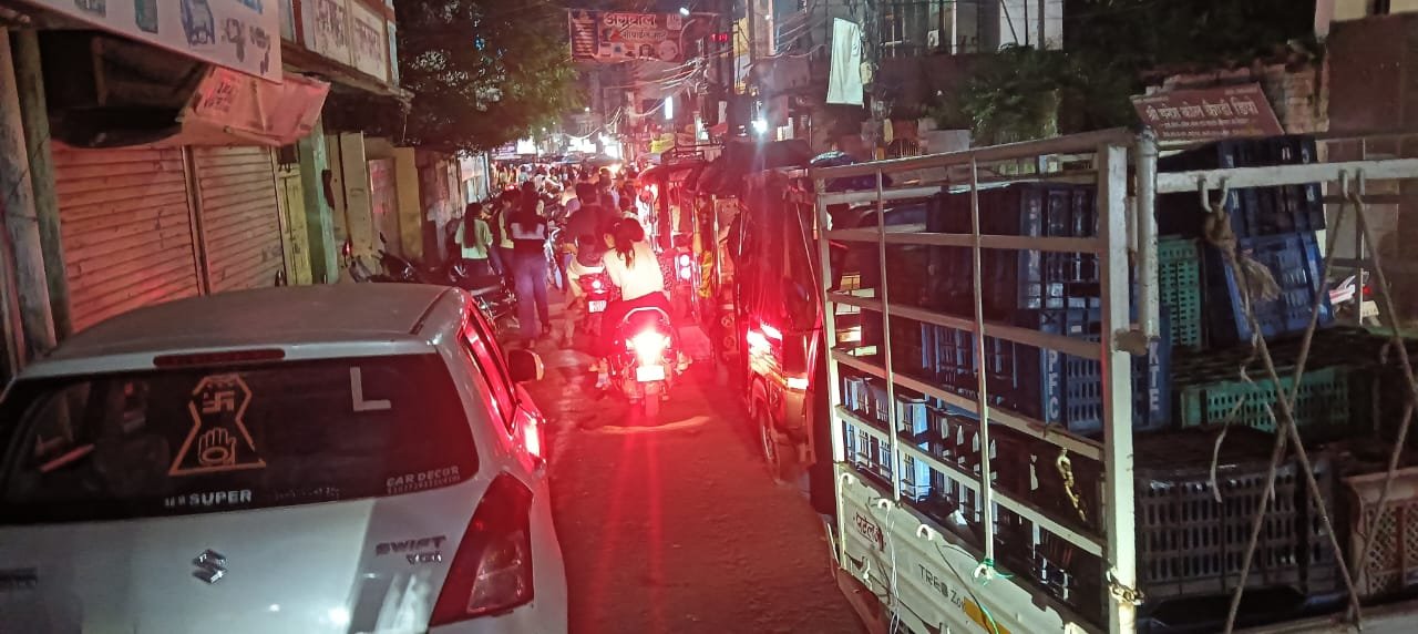 बरही रोड में लग रहा भीषण जाम, बेतरतीब पार्किंग के कारण बनी समस्या 1 IMG 20250803 WA0034