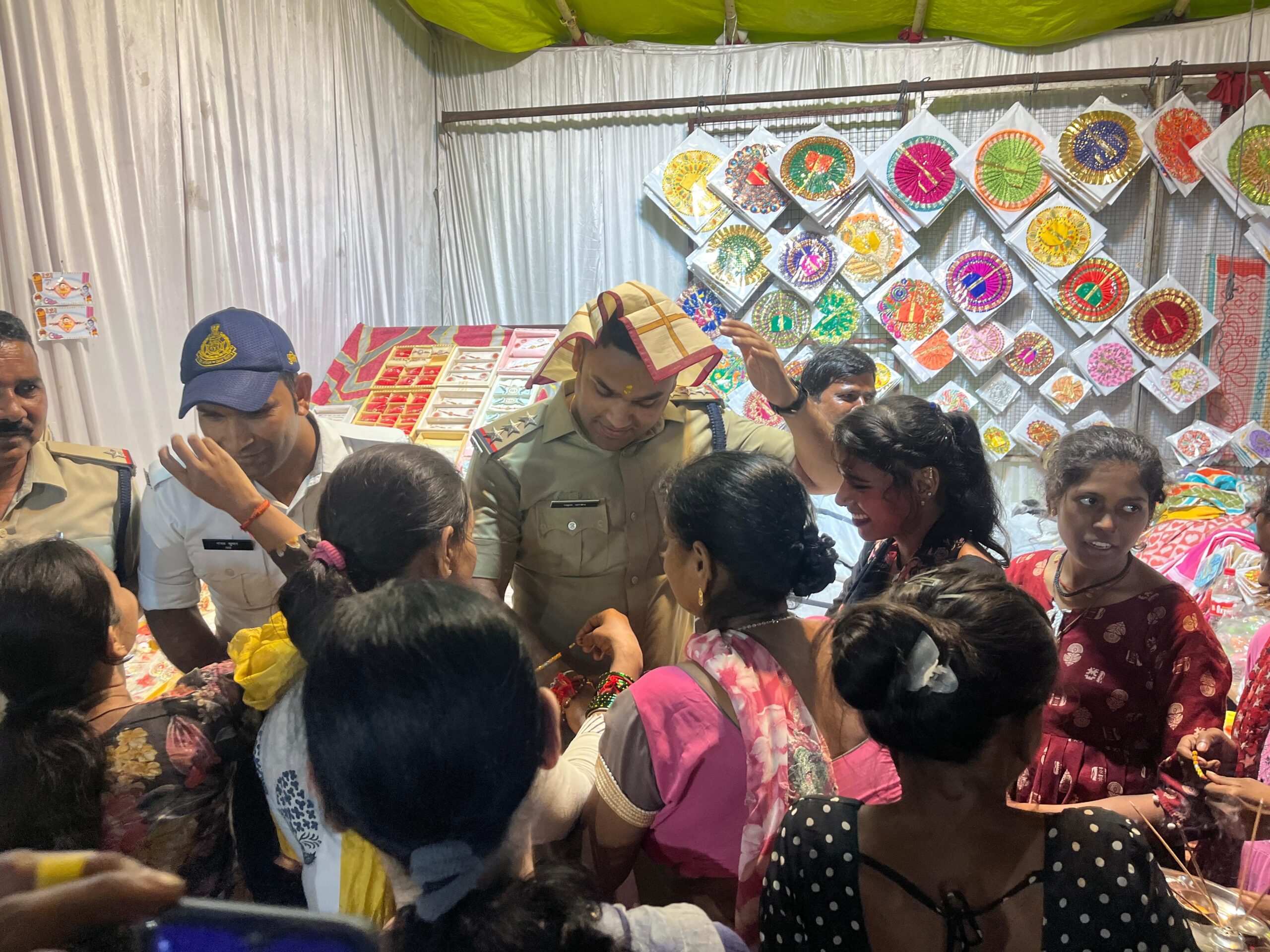 ड्यूटी पर तैनात यातायात पुलिस कर्मियों को दुकानदार बहनो ने बांधी राखी 22 IMG 20250809 WA0063 scaled