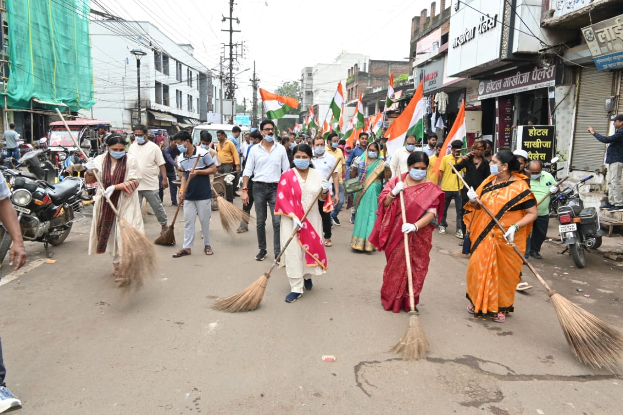 हर घर तिरंगा, हर घर स्वच्छता अभियान के तहत स्टेशन रोड मुख्य मार्ग में चलाया गया श्रमदान कार्यक्रम 22 IMG 20250812 WA0016
