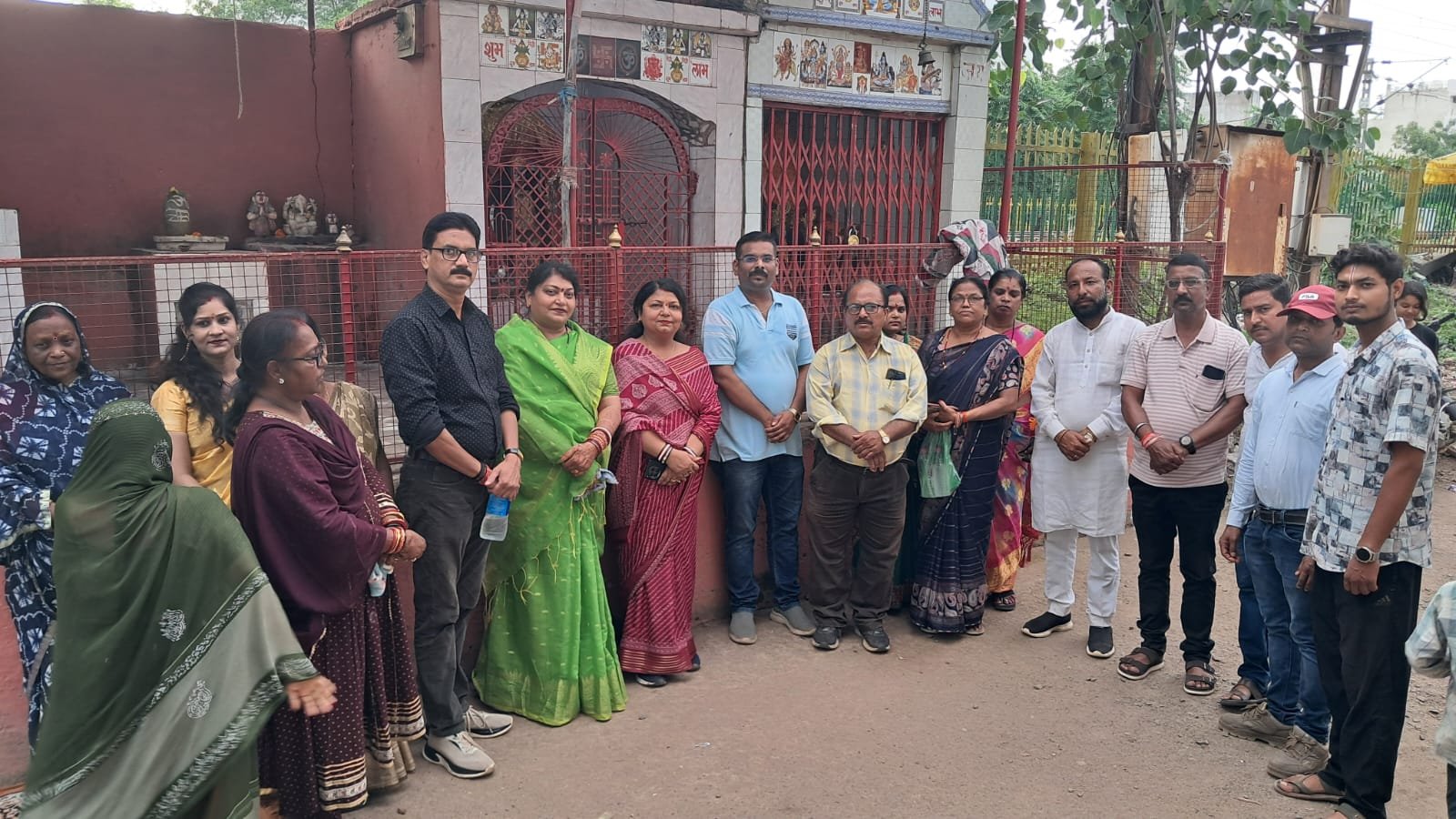 वेंकट वार्ड के नागरिकों को गणेशोत्सव पर्व पर मिली 14 लाख से अधिक के विकास कार्य की सौगात,क्षेत्रीय पार्षद एवं स्थानीय नागरिकों के साथ मिलकर महापौर ने किया सी सी सड़क का भूमिपूजन 22 IMG 20250831 WA0039