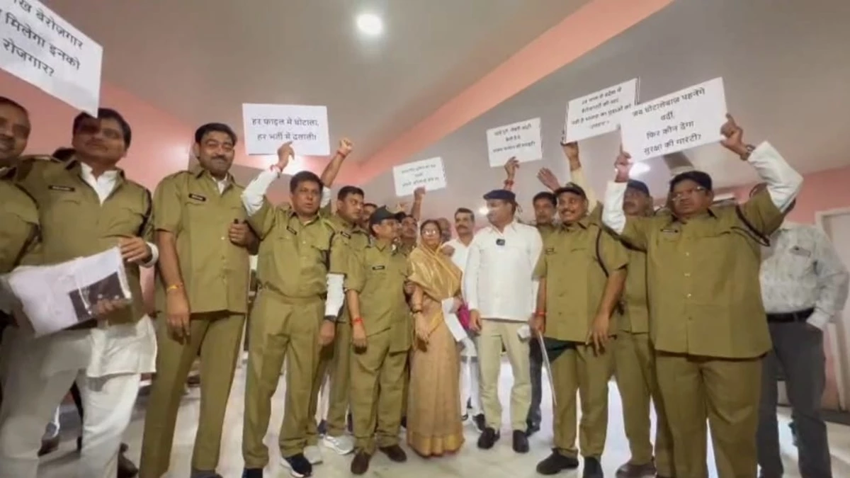 MP विधानसभा में कांग्रेस का अलग अंदाज़, भर्ती घोटाले पर पुलिस की वर्दी में दिखे विधायक