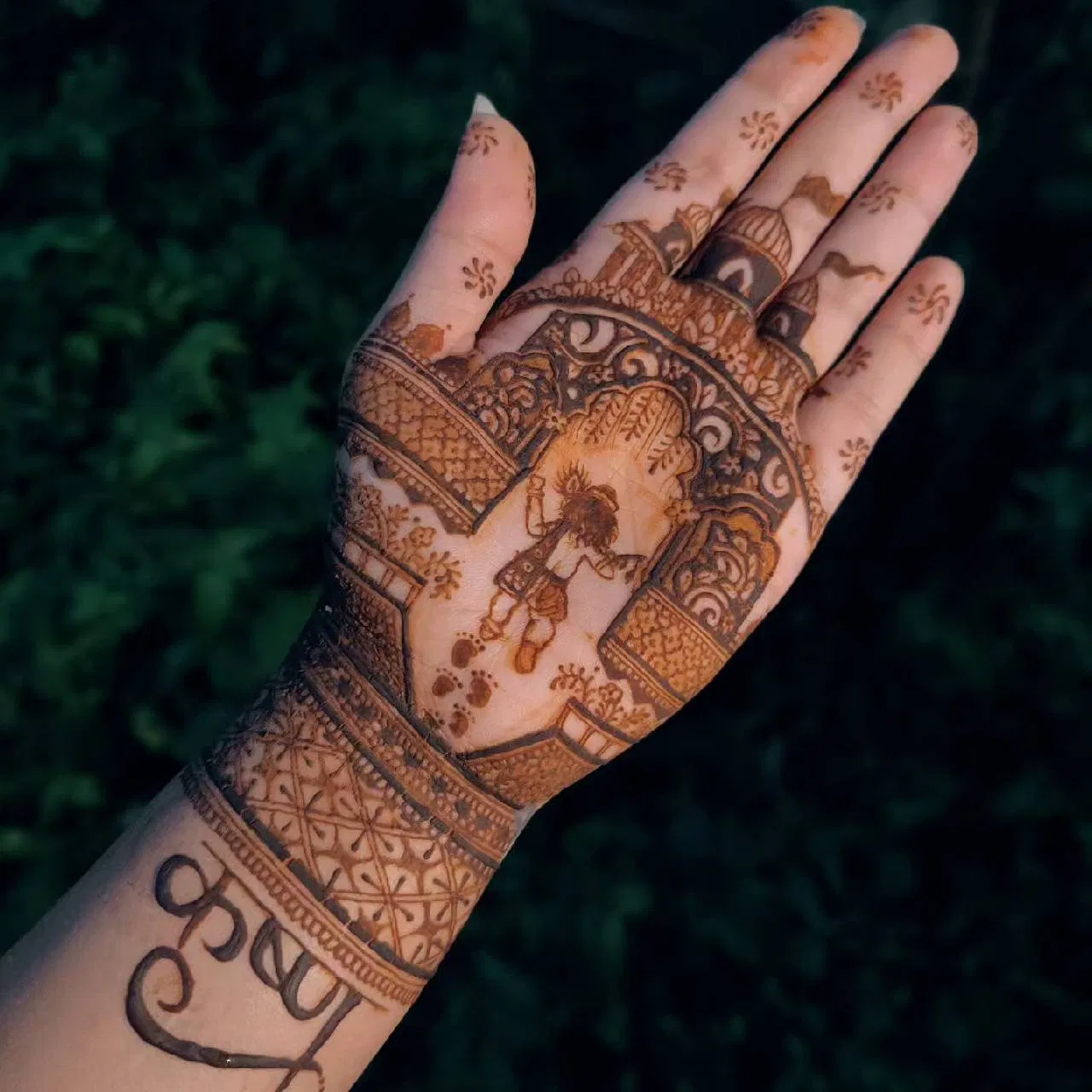 Raksha Bandhan Mehndi: रक्षाबंधन पर हाथों में सजाएं भाई-बहन के प्यार की मेहंदी, देखें इस सीजन के 10 ट्रेंडिंग डिज़ाइन्स 31 janmashtami krishn mehndi designs