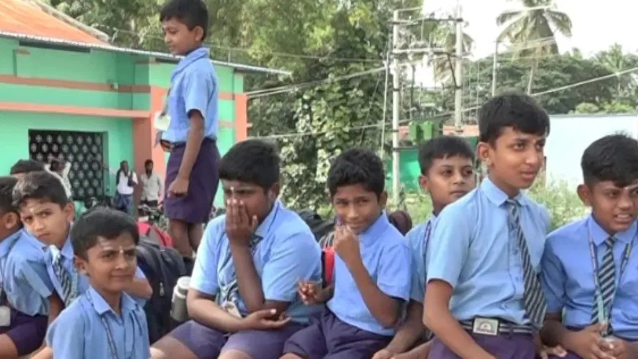 कर्नाटक: मिड-डे मील में अंडा मिलने पर छात्रों का विरोध, मंड्या में 70 बच्चों ने छोड़ा स्कूल