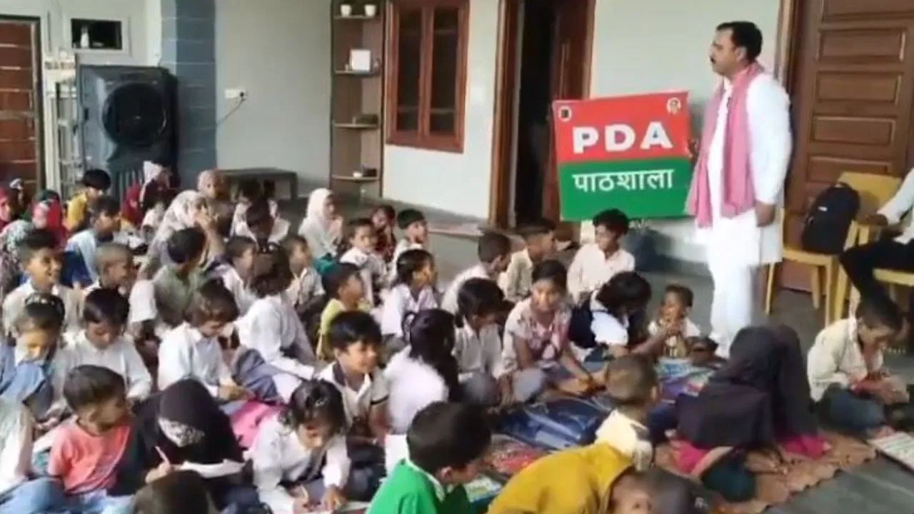 PDA पाठशाला पर FIR: 'A फॉर अखिलेश, D फॉर डिंपल' को लेकर अखिलेश यादव बोले- ऐसा तो अंग्रेजों के राज में भी नहीं हुआ