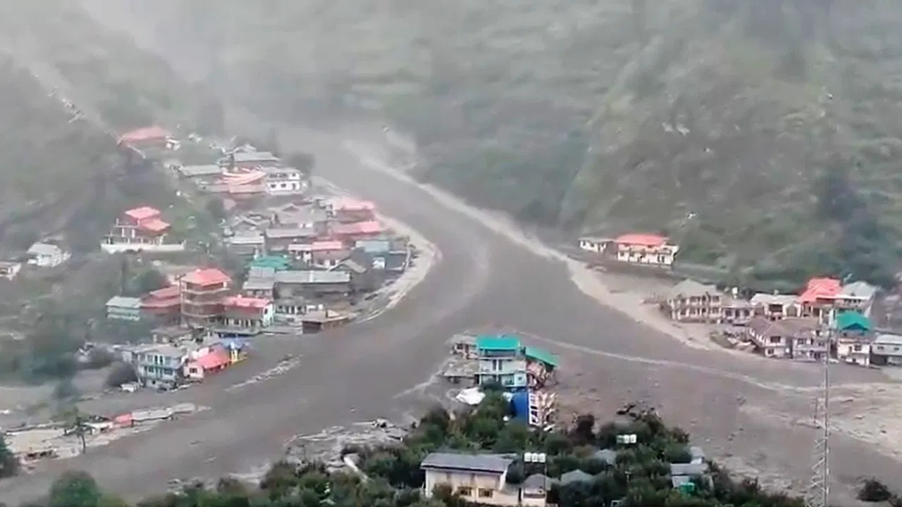 धराली में भयंकर बादल फटा: 4 की मौत, SDRF‑NDRF‑सेना राहत कार्य में जुटी-CM धामी ने कहा