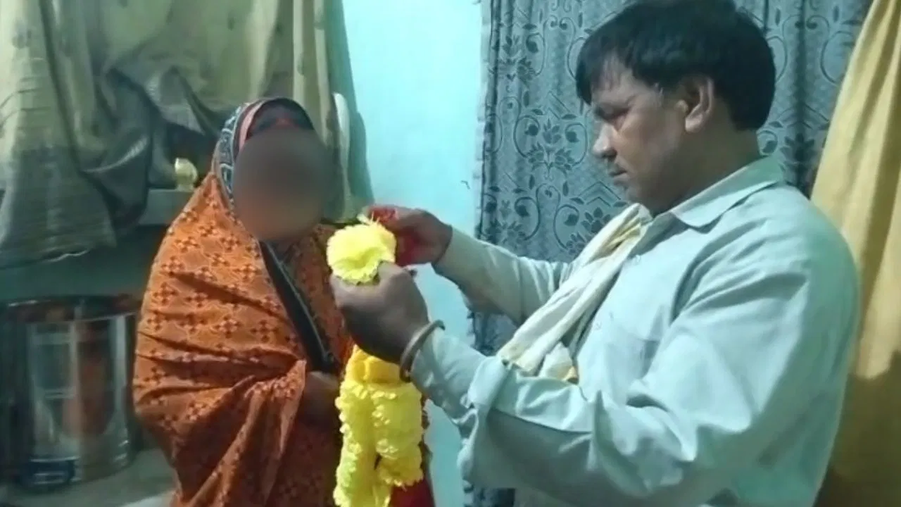 नीले नीले ड्रम का डर: 25 साल बाद उजागर हुआ राज, पत्नी आशिक संग रंगे हाथों पकड़ी गई; पति ने मंदिर में कराया विवाह 22 नीले नीले ड्रम का डर: 25 साल बाद उजागर हुआ राज, पत्नी आशिक संग रंगे हाथों पकड़ी गई; पति ने मंदिर में कराया विवाह