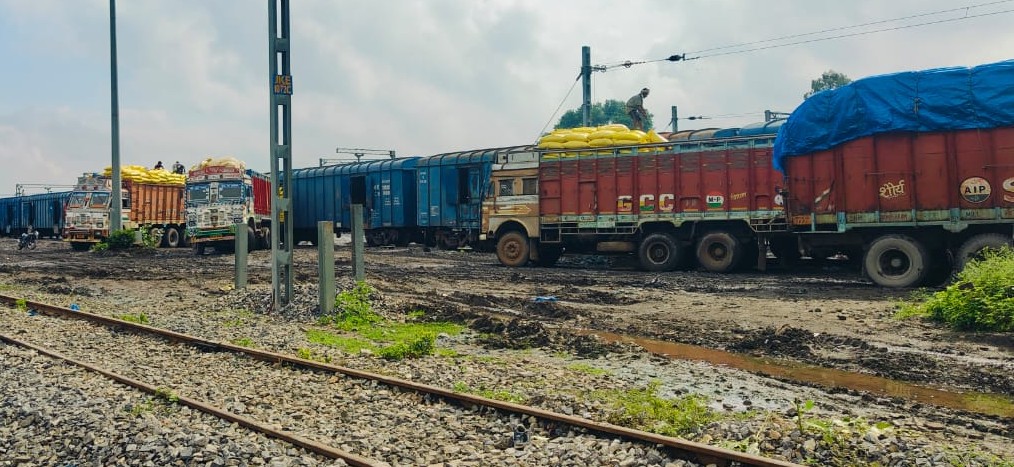 नीम कोटेड यूरिया की नई रैक झुकेही पहुंची, किसानों को मिलेगी पर्याप्त खाद, डबल लॉक केंद्रों और सहकारी समितियों में शुरू होगा वितरण