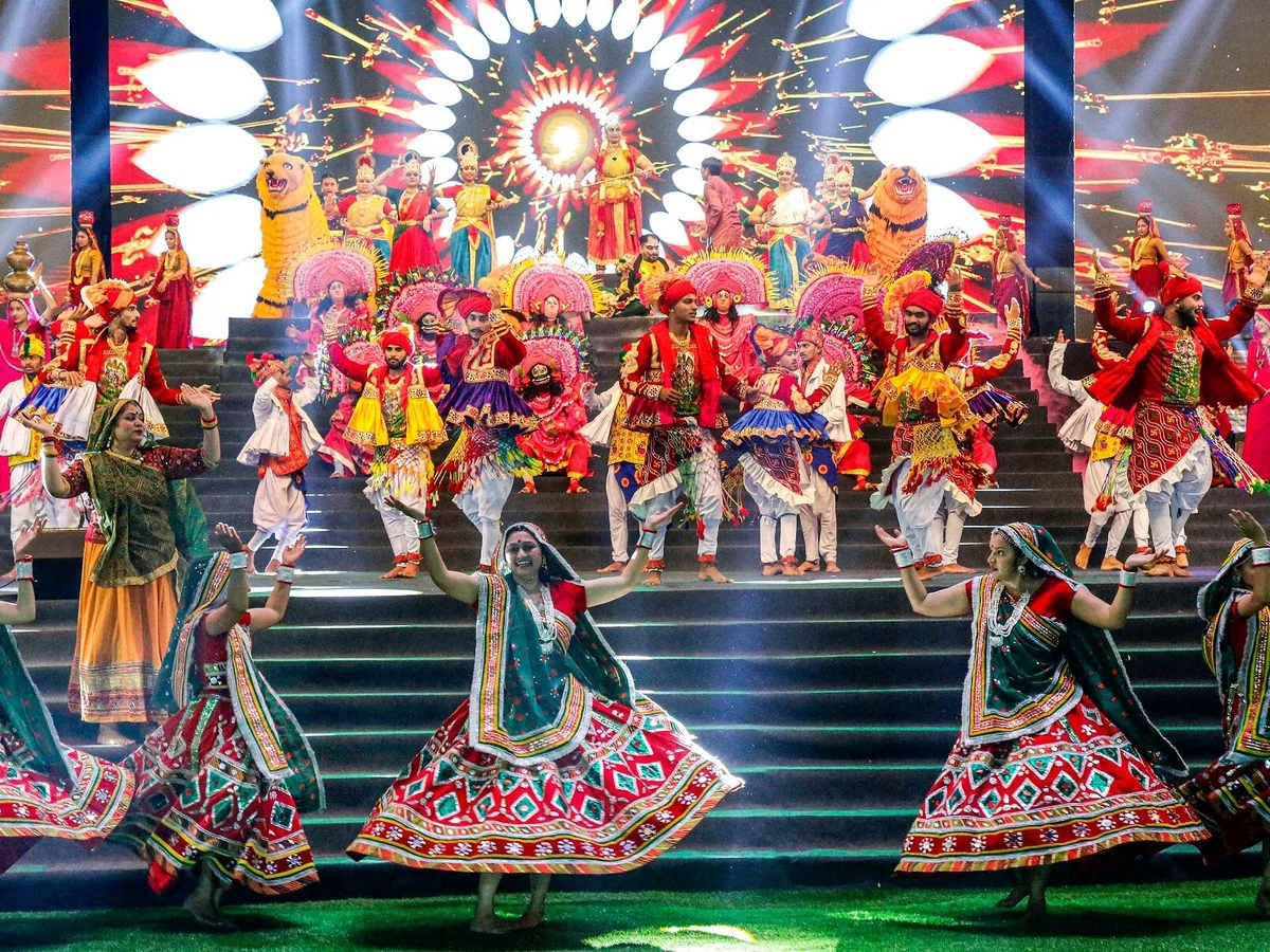 धार्मिक स्थलों के पास गरबा बैन बोर्ड, दो मुस्लिम नेताओं पर FIR 22 धार्मिक स्थलों के पास गरबा बैन बोर्ड, दो मुस्लिम नेताओं पर FIR