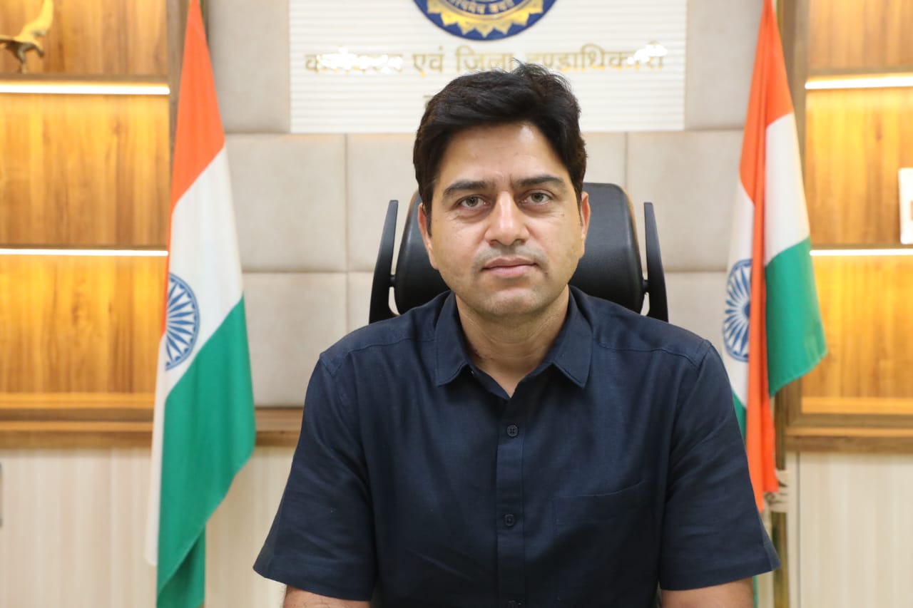 कलेक्टर के निर्देश पर जिले में विद्यार्थी के लिए आधार,अब विद्यालय के द्वार’अभियान चलाकर बनाये जा रहे स्कूलों में आधार कार्ड 22 IMG 20250706 WA0042