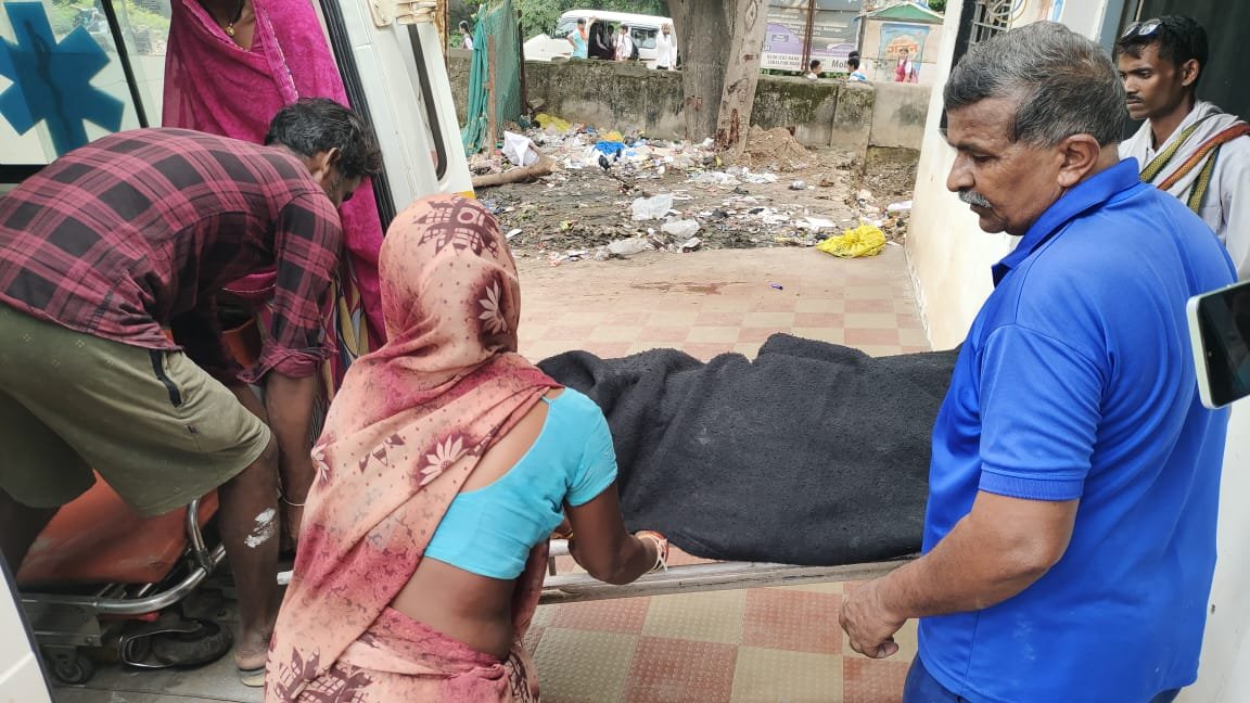 क्रेशर प्लांट में हापड़ गिरने से महिला मजदूर दर्दनाक की मौत 1 IMG 20250911 WA0045