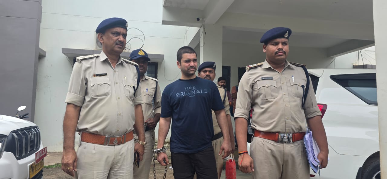 लूट के मामले में फरार ईनामी आरोपी राहुल बिहारी गिरफ्तार, बाहर भागने की फिराक में था आरोपी, कब्जे से लोडेड देशी कट्टा बरामद 22 IMG 20250914 WA0024