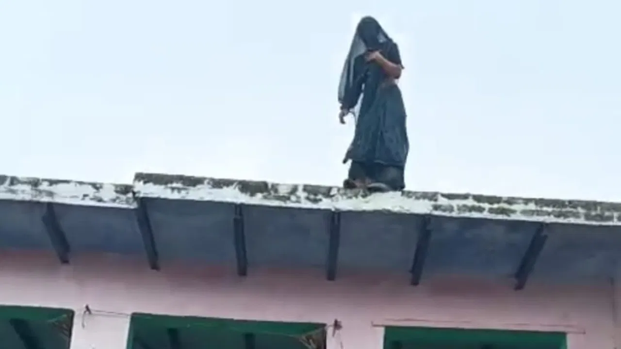 अब छत से कूद गई अर्चना, गिरने के बाद भी पीटा, तमाशबीन बने रहे लोग