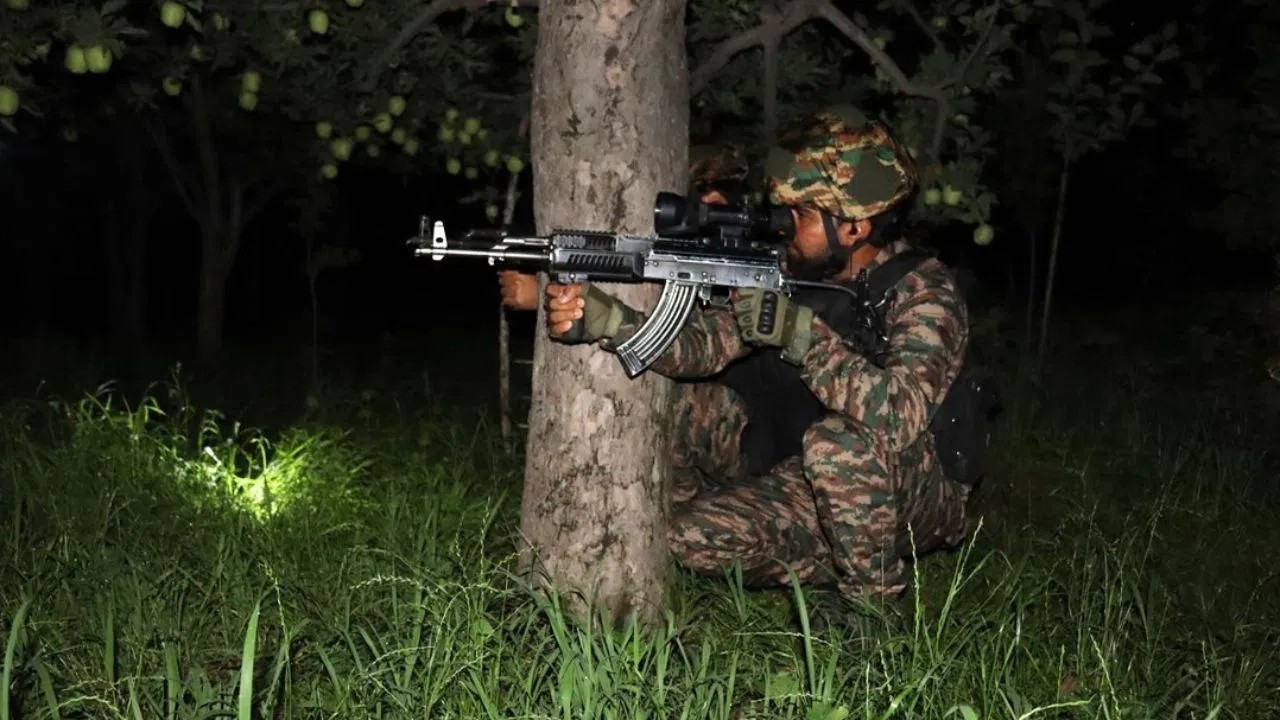 जम्मू-कश्मीर: कुलगाम एनकाउंटर दूसरे दिन भी जारी, दो आतंकी ढेर, दो जवान शहीद