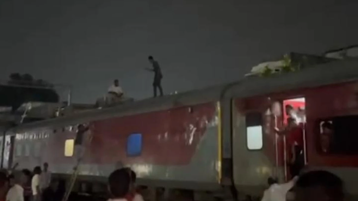 कटनी में रेलवे का हाई-वोल्टेज ड्रामा: भीड़ में सीट न मिलने पर युवक छत पर चढ़कर करने लगा हंगामा