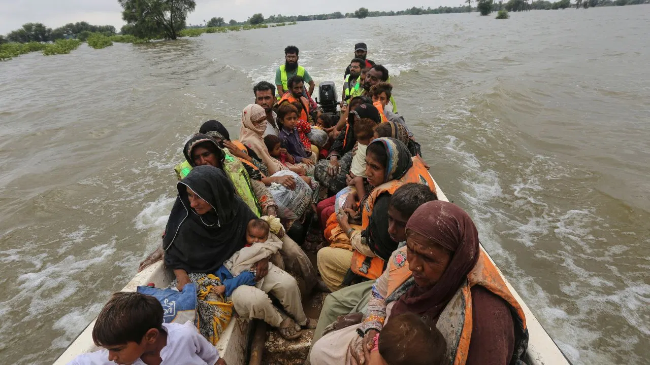 21 लाख प्रभावित, 900 मौतें: पाकिस्तान में भयंकर बाढ़ और क्लाइमेट इमरजेंसी 22 21 लाख प्रभावित, 900 मौतें: पाकिस्तान में भयंकर बाढ़ और क्लाइमेट इमरजेंसी