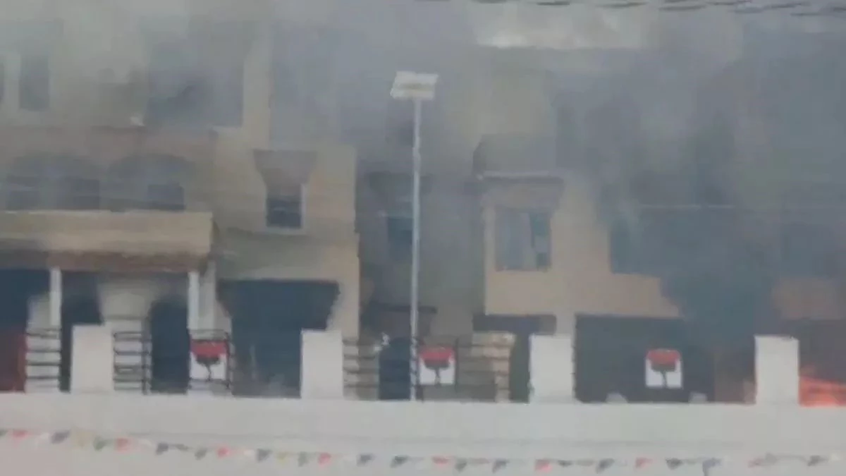 सोनम वांगचुक के आंदोलन में छात्रों-पुलिस झड़प-प्रदर्शनकारियों ने CRPF की गाड़ी में लगाई आग, तनाव के बीच सुरक्षा बढ़ाई गई