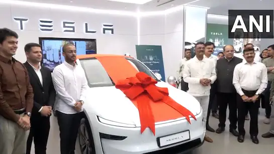 देखें VIDEO: देश में पहली टेस्ला कार की डिलीवरी, मंत्री प्रताप सरनाईक को मिली सौग़ात