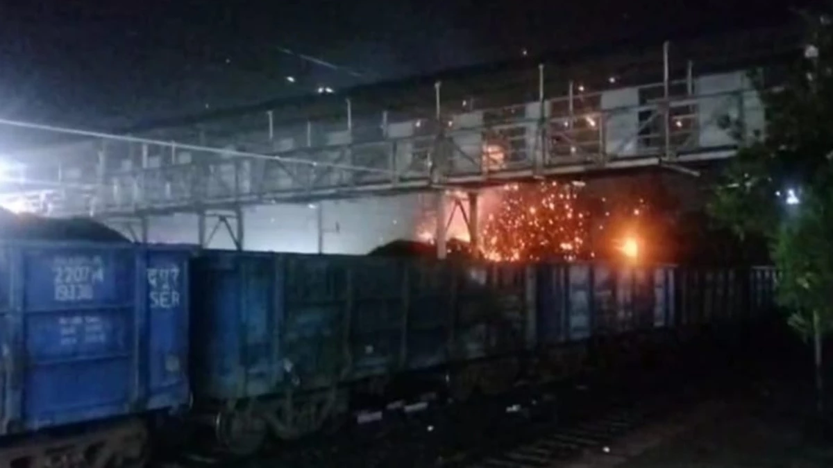 Breaking: अनूपपुर स्टेशन पर मालगाड़ी में जोरदार धमाका,चिंगारियों और आग फैलने से हड़कंप