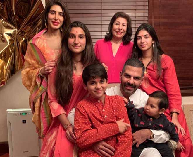 करिश्मा के बच्चों के बाद अब संजय कपूर की मां ने भी ठोका कोर्ट का दरवाजा