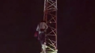 यूपी में प्रेमी का हाईवोल्टेज ड्रामा: टावर पर चढ़ा युवक, बोला – गर्लफ्रेंड को बुलाओ, तभी उतरूंगा