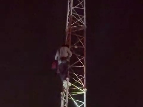 यूपी में प्रेमी का हाईवोल्टेज ड्रामा: टावर पर चढ़ा युवक, बोला – गर्लफ्रेंड को बुलाओ, तभी उतरूंगा