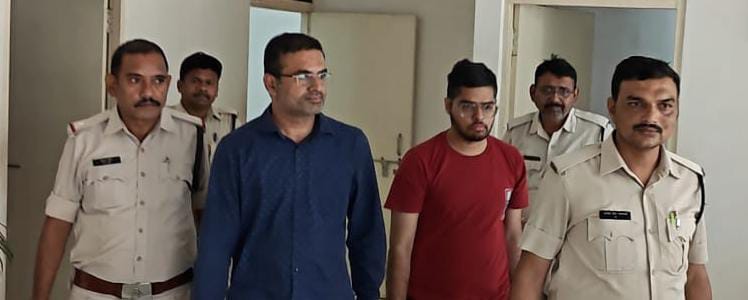 कोतवाली ने लाखों रूपये की धोखाधड़ी करने वाले 02 आरोपियों को किया गिरफ्तार, एक सराफा व्यवसायी और दूसरा प्रायवेट बैंक का डिस्ट्रीब्यूटर 22 IMG 20251102 WA0038