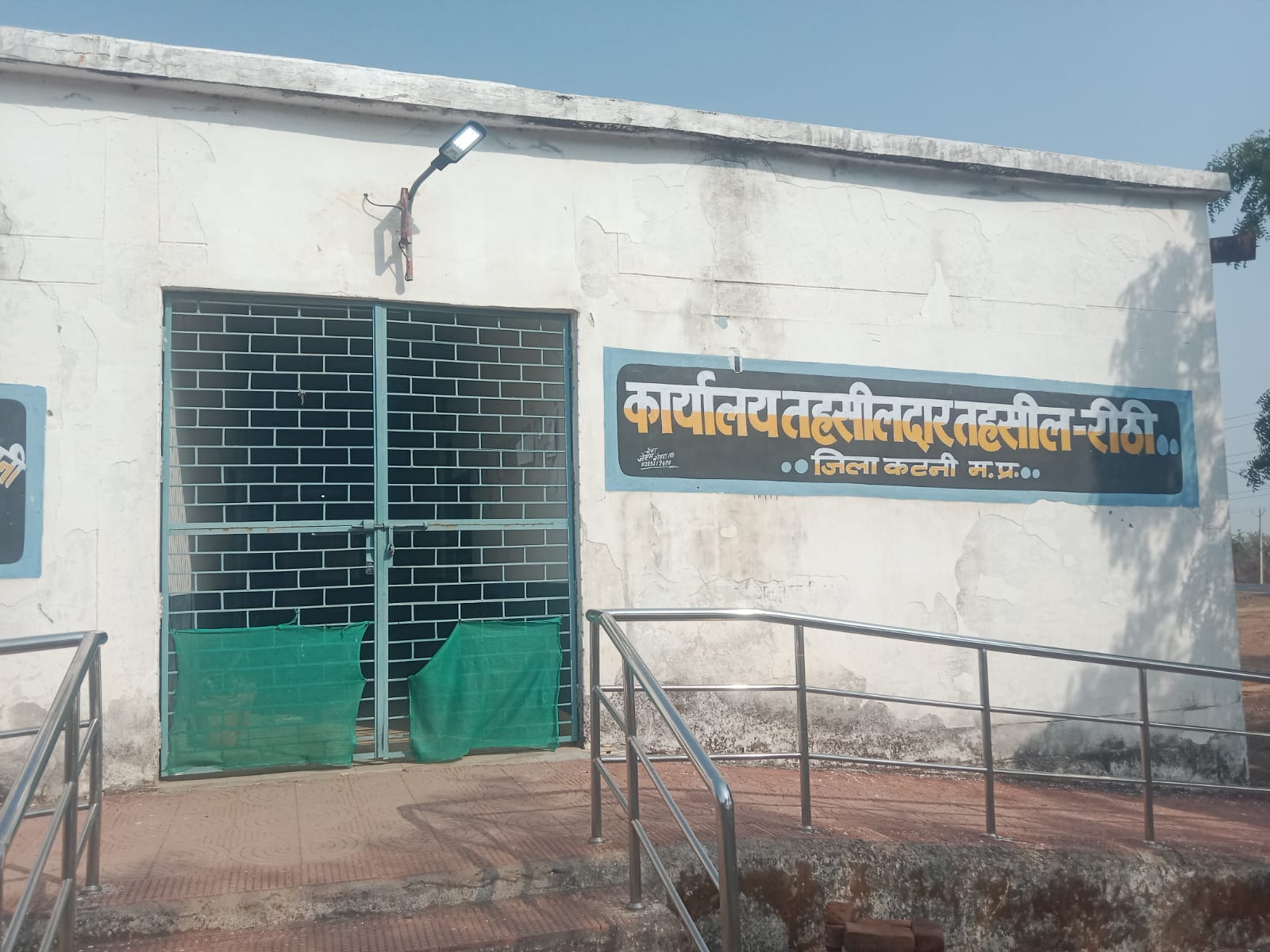 रीठी में राजस्व विभाग के अधिकारी बेजा कब्जा हटाने में नहीं दिखा रहे रूचि तहसील मुख्यालय रीठी में बेशकीमती सरकारी भूमियों पर तन रही बिल्डिंगें 22 IMG 20251103 WA0051