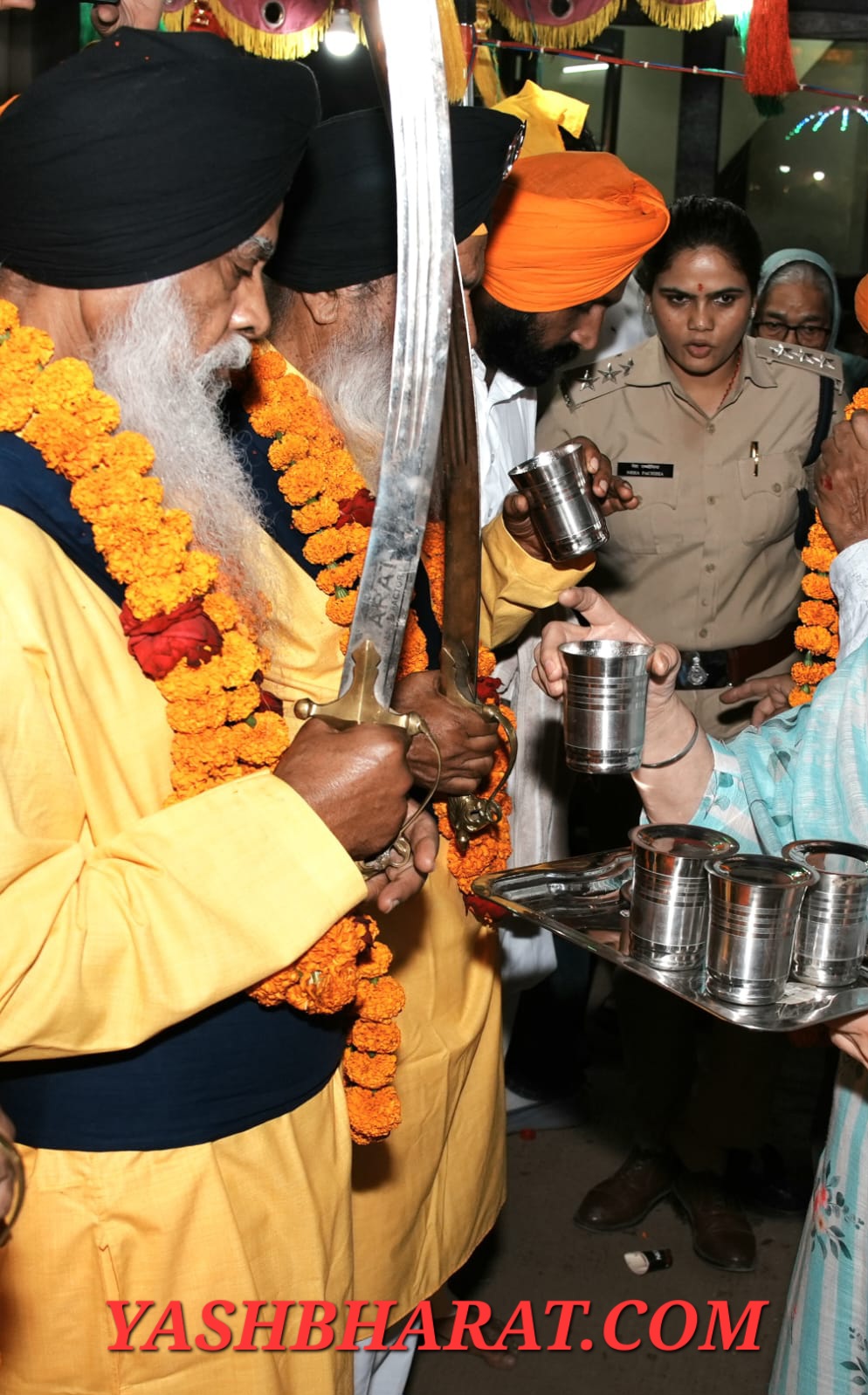 गुरु नानक देव जी के चरणों में नमन करते हुए सीएसपी ने मांगी परिवार के खुशहाली की दुआ 22 IMG 20251104 WA0009