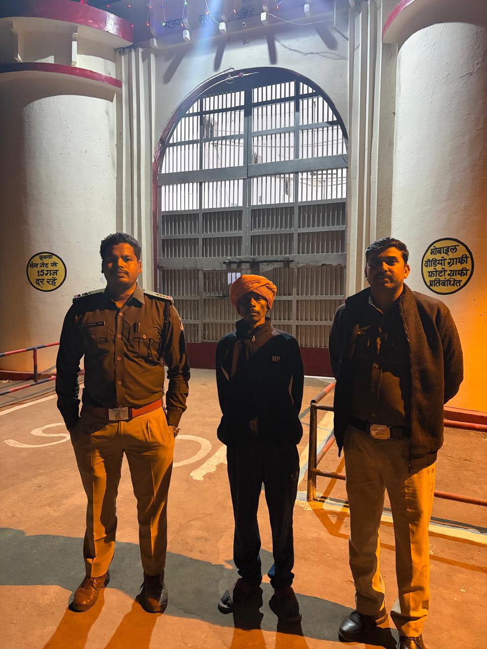 हत्या के सजायाफ्ता आरोपी राकेश बंगाली 24 वर्षों बाद गिरफ्तार 22 IMG 20251122 WA0035