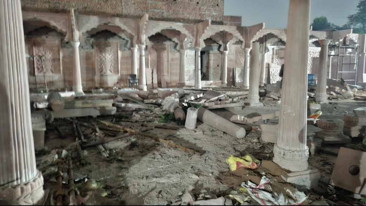 दतिया: पीतांबरा पीठ में निर्माणाधीन मुख्य द्वार ढहा, आठ पिलर गिरने से मची अफरा-तफरी