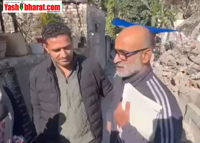 JK में बुलडोजर से गिरा पत्रकार का घर, हिंदू पड़ोसी ने गिफ्ट कर दिया नया प्लॉट!