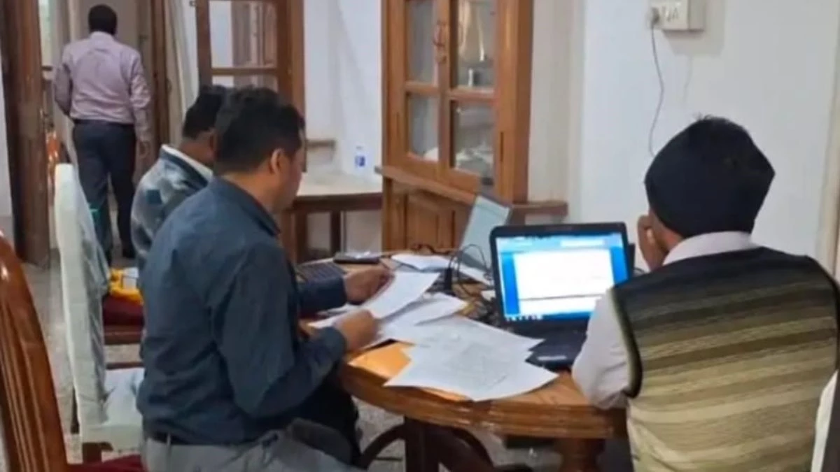 Lokayukta Raid In Sidhi: लोकायुक्त टीम ने सीधी जिले में पटवारी को 2000 रुपये रिश्वत लेते रंगे हाथ गिरफ्तार कि‍या