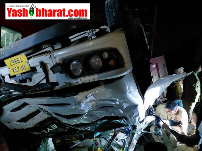 बाराबंकी में बड़ा हादसा: पुल से रेलवे ट्रैक पर गिरा अनियंत्रित डंपर, गरीब रथ ट्रेन टली बड़ी दुर्घटना