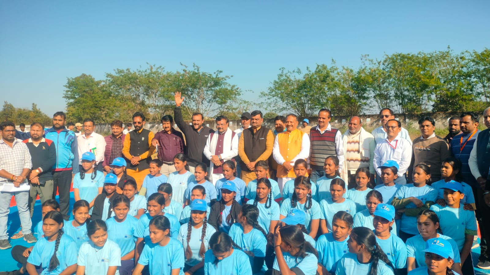 सांसद खेल महोत्सव में रोज हो रहे संघर्ष पूर्ण मुकाबले,कटनी मुड़वारा एवं स्लीमनाबाद में कबड्डी प्रतियोगिता के हुए मैच,खेल में कोई हारता नहीं है, या तो जीतता है या सीखता है: दीपक सोनी 1 IMG 20251209 WA0027