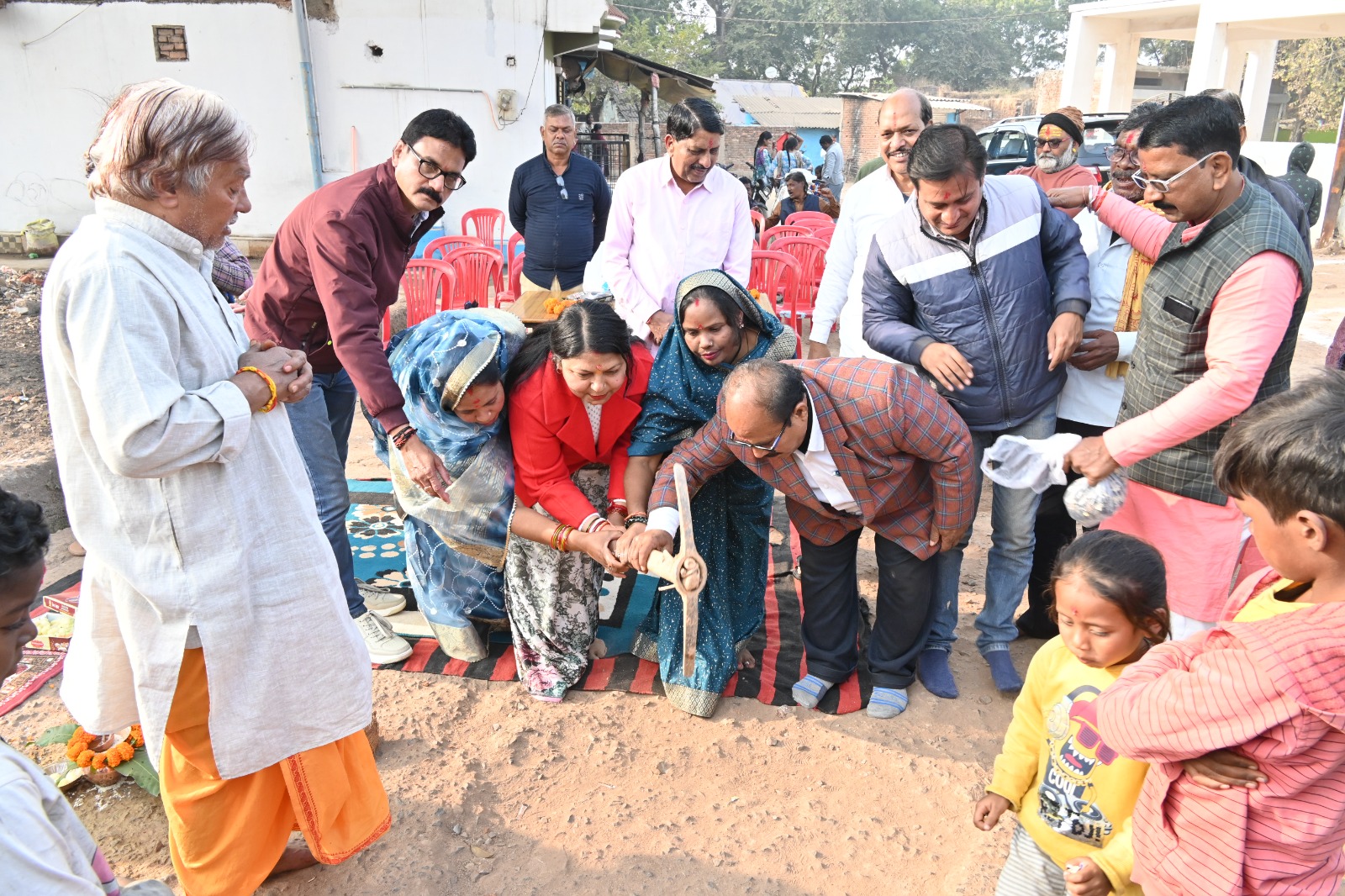 नागरिकों के सुगम आवागमन हेतु कावस जी वार्ड में लगभग 40 लाख रुपये होंगे विकास कार्य महापौर ने स्थानीय पार्षद एवं गणमान्य नागरिकों की मौजूदगी में रखी विकास कार्य की आधारशिला 22 IMG 20251216 WA0014