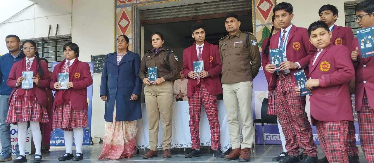 कटनी पुलिस का नेचर स्कूल में भव्य साइबर सुरक्षा एवं कानूनी जागरूकता अभियान 650 छात्र-छात्राओं को किया गया साइबर व कानूनी रूप से जागरूक 1 IMG 20251219 WA0045