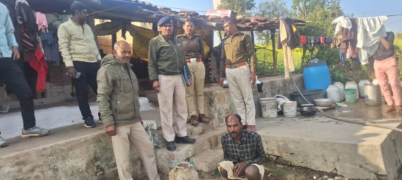 अवैध मदिरा निर्माण,विक्रय एवं परिवहन पर कलेक्टर के निर्देश पर आबकारी विभाग ने ढीमरखेड़ा एवं विजयराघवगढ़ में की कार्यवाही,आबकारी एक्ट के तहत 13 प्रकरण पंजीबद्ध 1 IMG 20251220 WA0022