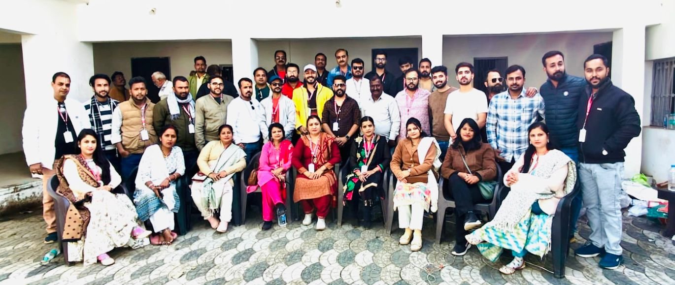 कटनी ब्लड डोनर एंड वेलफेयर सोसाइटी का मिशन राहत: ठंड से जंग, कटनी के संग” ग्रामीण क्षेत्र मे किए गरम कपड़े वितरण 1 IMG 20251221 WA0037