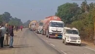 बड़वारा में ट्रक की टक्कर से स्कूली बस क्षतिग्रस्त, बाल बाल बचे 19 बच्चे; एक छात्र गंभीर घायल 4 IMG 20251223 WA0016