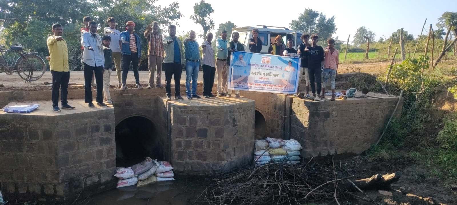 आओ मिलकर हाथ बढ़ाए, व्यर्थ बह जल उसे बचाएं,जल संचय हेतु जन अभियान परिषद की अभिनव पहल 1 IMG 20251230 WA0027