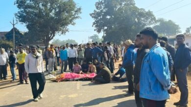 विद्युत विभाग ओर ठेकेदार की लाफ़रवाही से हुई 40 वर्षीय युवक की मौत, ग्रामीणों ने किया चक्काजाम,तीन से चार घंटे स्लीमनाबाद से बहोरीबंद मार्ग मैं आवागमन रहा अवरुद्द, प्रशासनिक अधिकारियो की लिखित आश्वासन के बाद माने ग्रामीण 7 IMG 20251230 WA0059