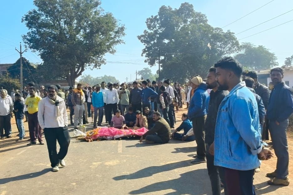 विद्युत विभाग ओर ठेकेदार की लाफ़रवाही से हुई 40 वर्षीय युवक की मौत, ग्रामीणों ने किया चक्काजाम,तीन से चार घंटे स्लीमनाबाद से बहोरीबंद मार्ग मैं आवागमन रहा अवरुद्द, प्रशासनिक अधिकारियो की लिखित आश्वासन के बाद माने ग्रामीण 1 IMG 20251230 WA0059