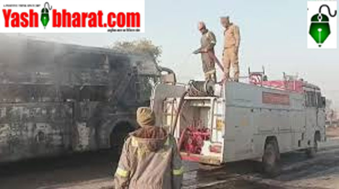 कोहरे ने ली 10 ज़िंदगियाँ: यमुना एक्सप्रेसवे पर 7 बसों समेत 10 वाहन टकराए, आग में जले लोग