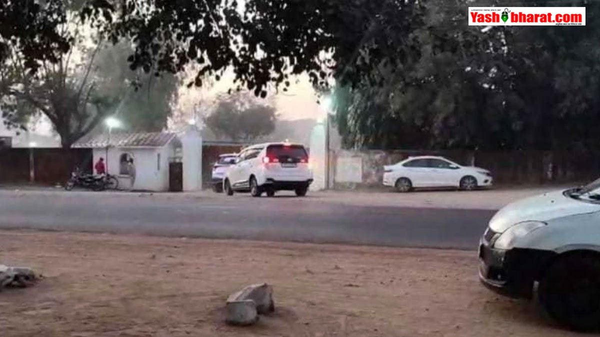 शादी के स्टिकर वाली गाड़ियों से पहुंची आयकर टीम, पूर्व विधायक की फैक्ट्रियों पर कार्रवाई