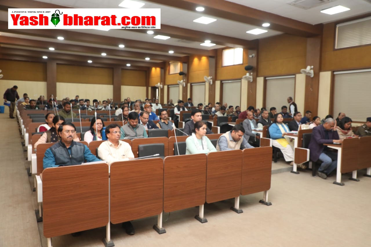 सीएम हेल्पलाइन में लापरवाही, सहायक यंत्री का वेतन काटा और वाणिज्यिक कर अधिकारी का वेतन रोका