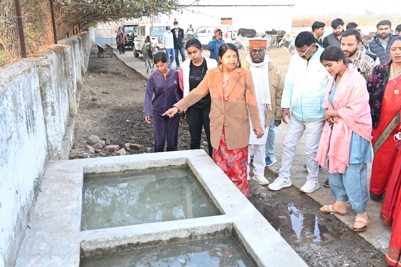 महापौर ने किया अमीरगंज कांजीहाउस का औचक निरीक्षण, सुरक्षा, सुविधा और व्यवस्था सुधार के सख्त निर्देश,गौ सेवा में किसी भी प्रकार की लापरवाही बर्दाश्त नहीं — महापौर 22 IMG 20260113 WA0035