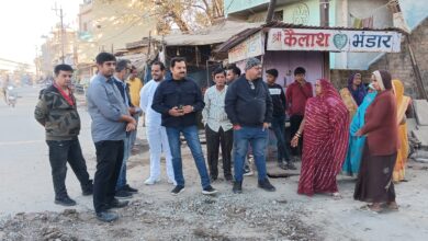 निगम अध्यक्ष मनीष पाठक नें सागरपुल से लक्ष्मी पान भंडार तक मुख्य मार्ग का किया निरीक्षण,जनसुविधा और श्रद्धालुओं की आस्था सर्वोपरि सीवर कार्य 24 घंटे में पूर्ण करने के निर्देश, सड़क निर्माण होगा शीघ्र प्रारंभ- मनीष पाठक 9 IMG 20260117 WA0021