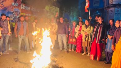 महिलाओं पर टिप्पणी के विरोध में भाजपा महिला मोर्चा का प्रदर्शन, कांग्रेस विधायक फूलसिंह बरैया का पुतला फूंका 8 IMG 20260117 WA0060